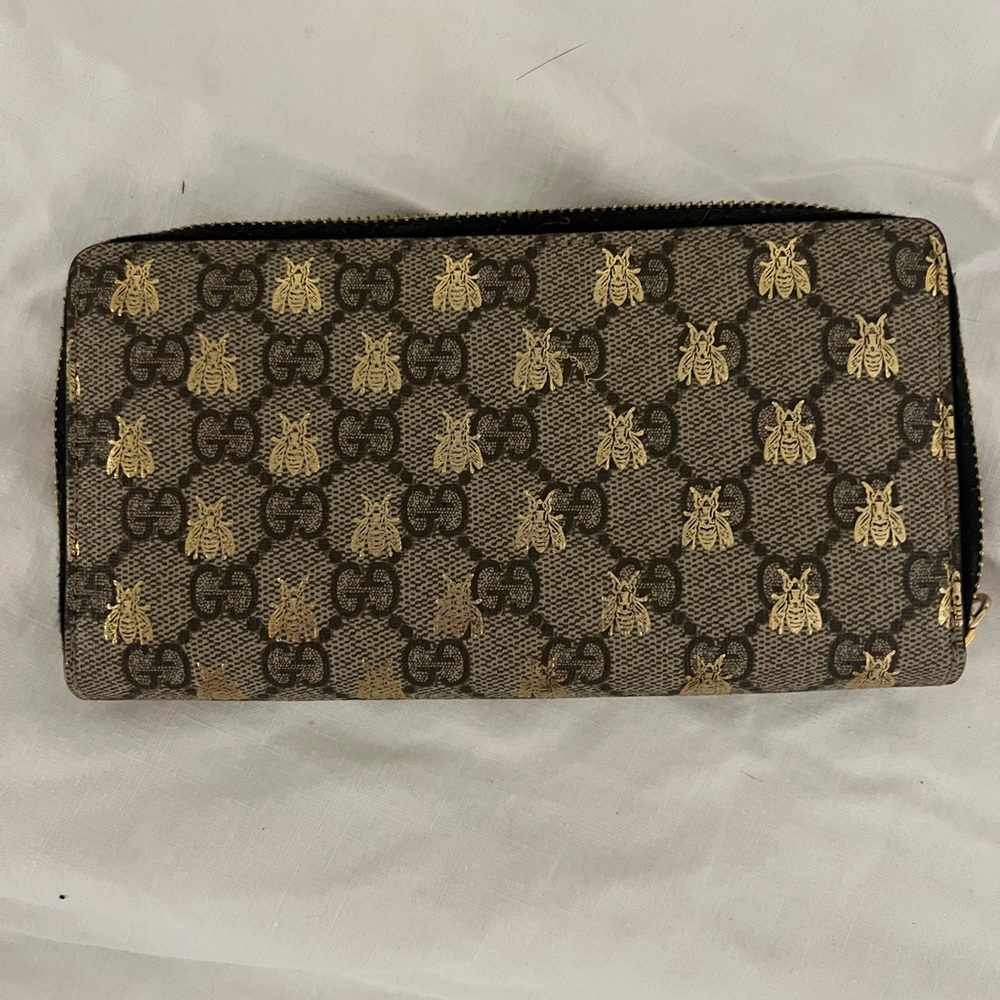 Gucci GG Supreme Bees Zip Around Wallet in Beige